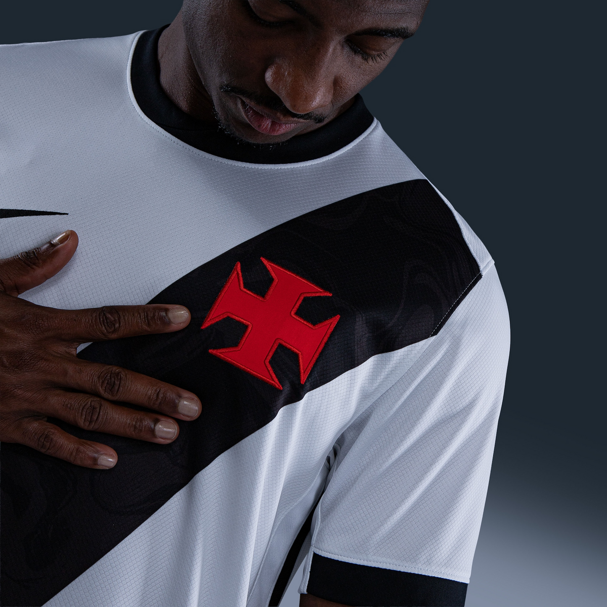 Camisa Nike Vasco 2026/27 II T. MENDES N° 23, detalhe do escudo