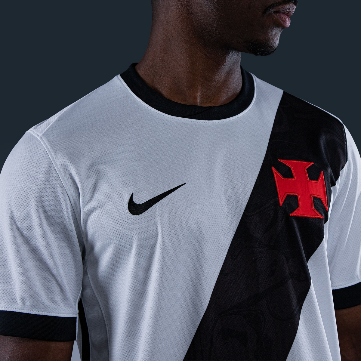 Camisa Nike Vasco 2026/27 II BRENNER N° 20, detalhe da gola