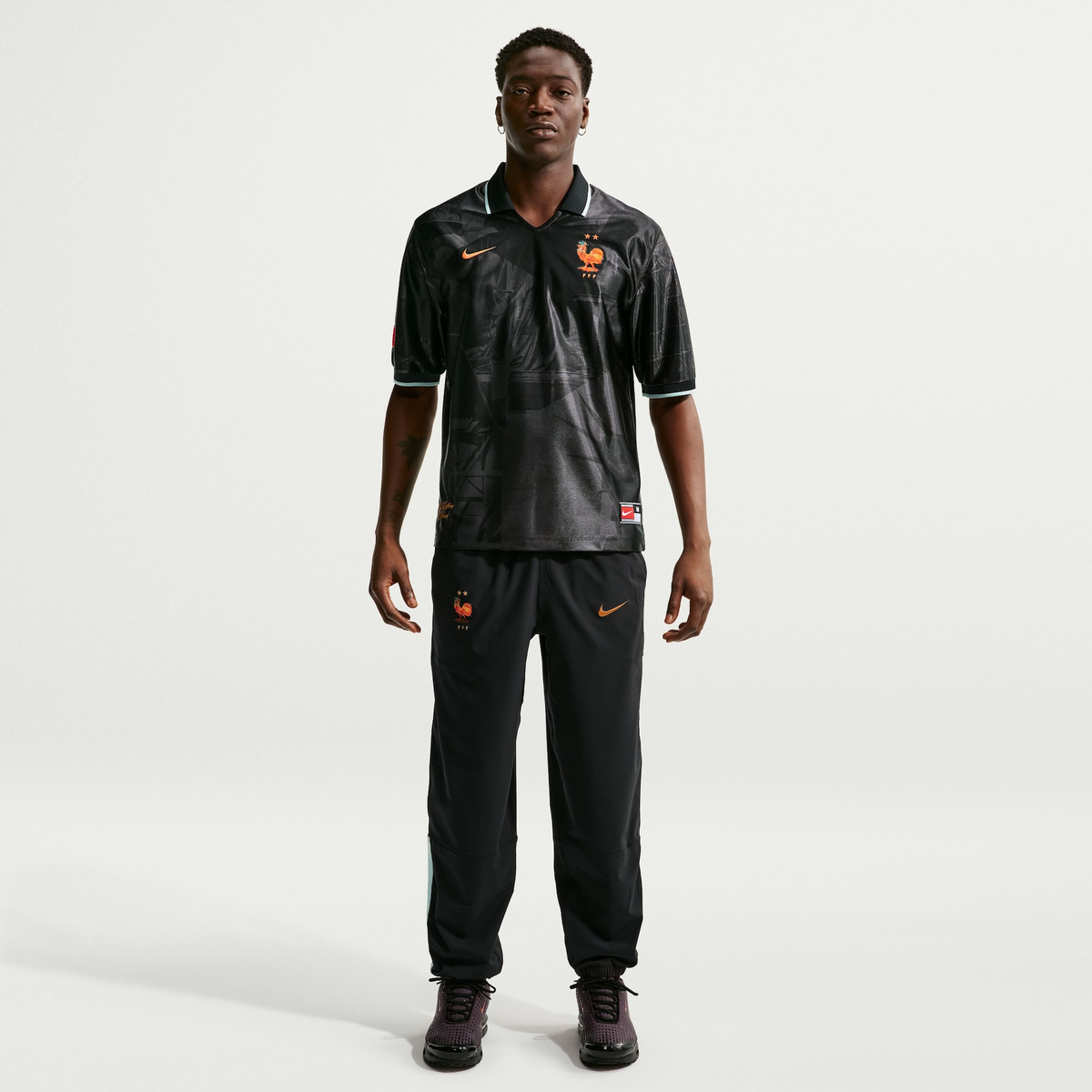 Camiseta França Dri-FIT Nike Energy Masculina, detalhe do escudo