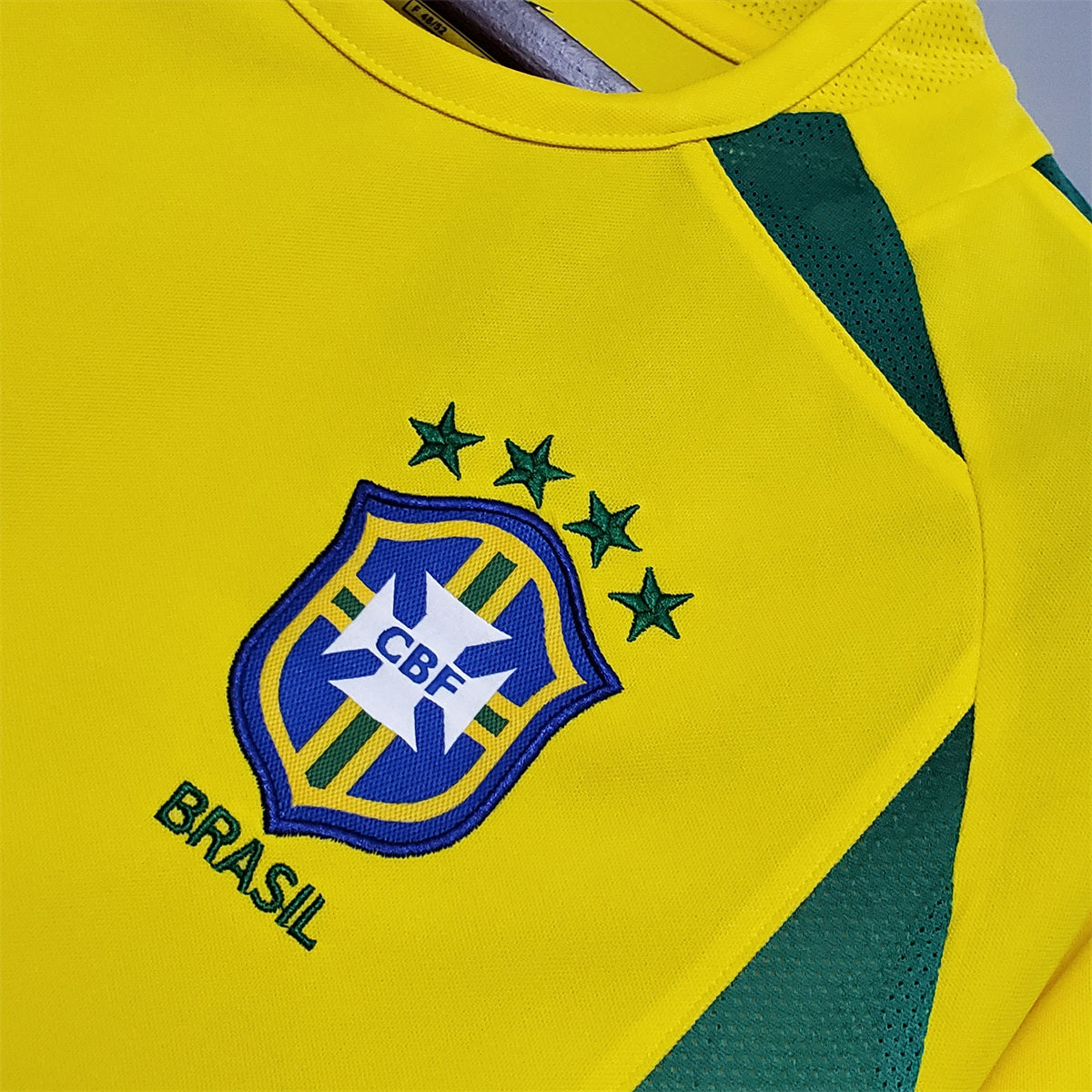 Camisa Seleção Brasil Home - Retrô 2002, detalhe do escudo