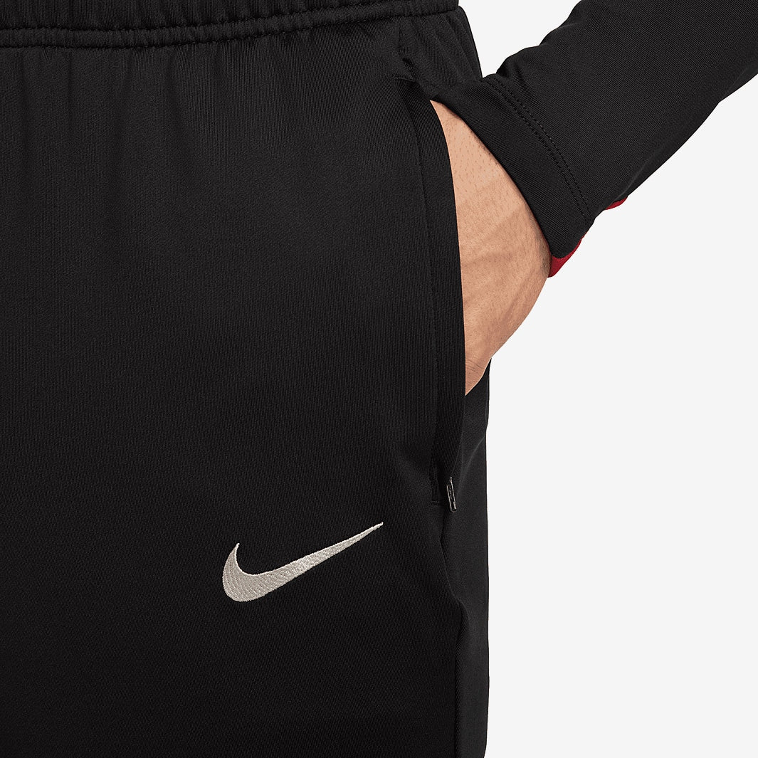 Calça de Treino Nike Liverpool FC 2024/25, detalhe do escudo