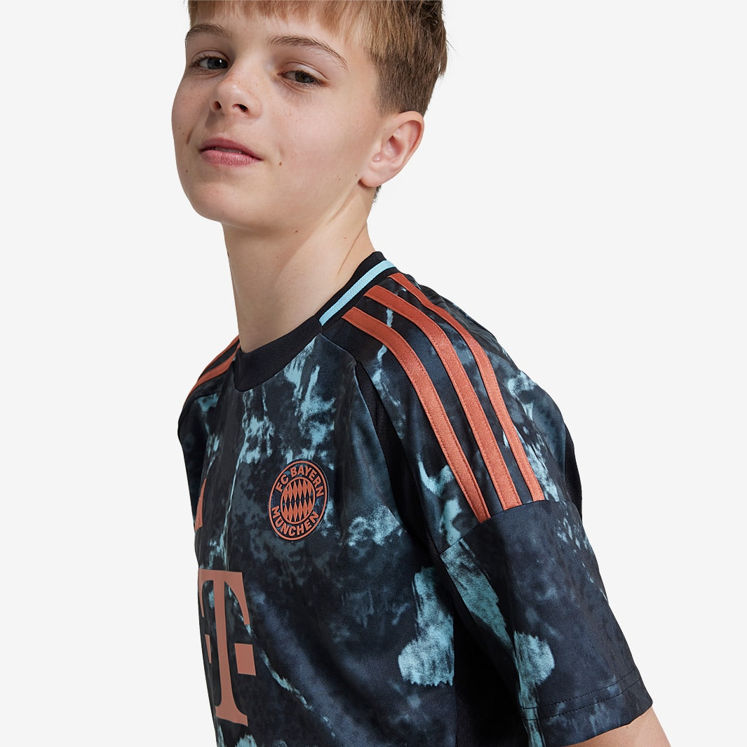 Conjunto Infantil Adidas Bayern de Munique 2024/25 II Torcedor, detalhe do escudo