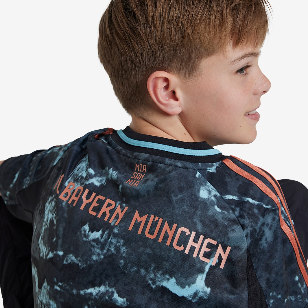 Conjunto Infantil Adidas Bayern de Munique 2024/25 II Torcedor, detalhe da gola