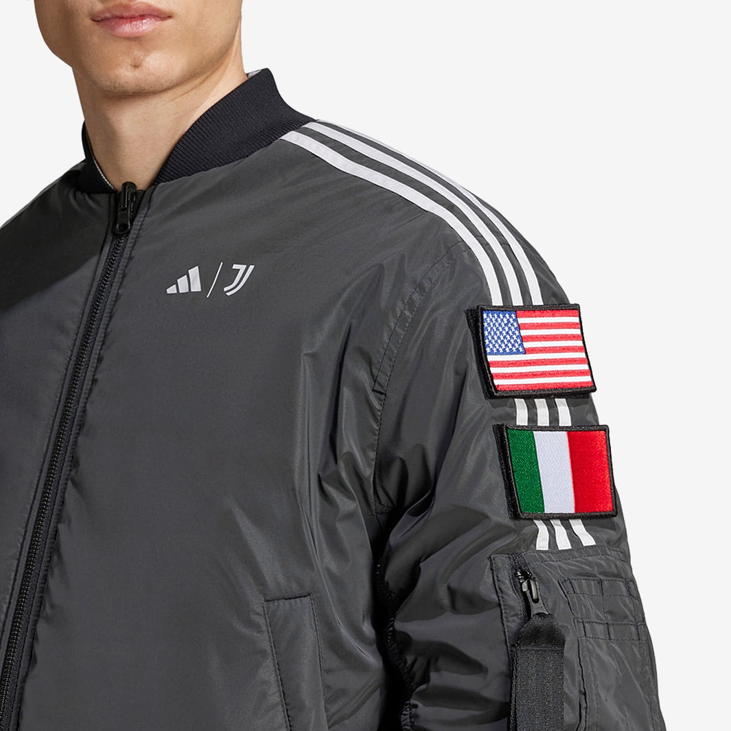 Jaqueta Adidas Juventus FC 2024/25 Nasa, detalhe do escudo