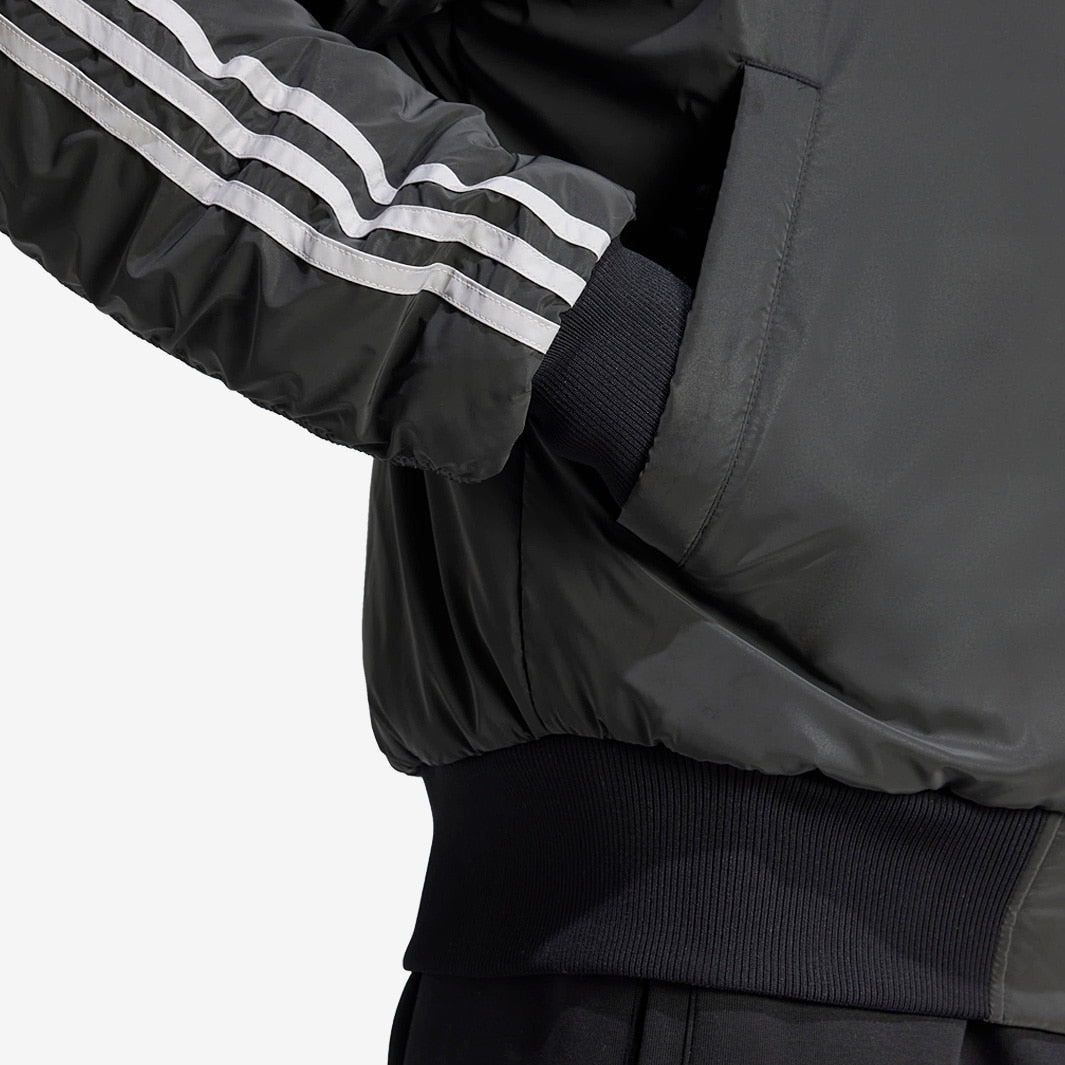 Jaqueta Adidas Juventus FC 2024/25 Nasa, detalhe da gola