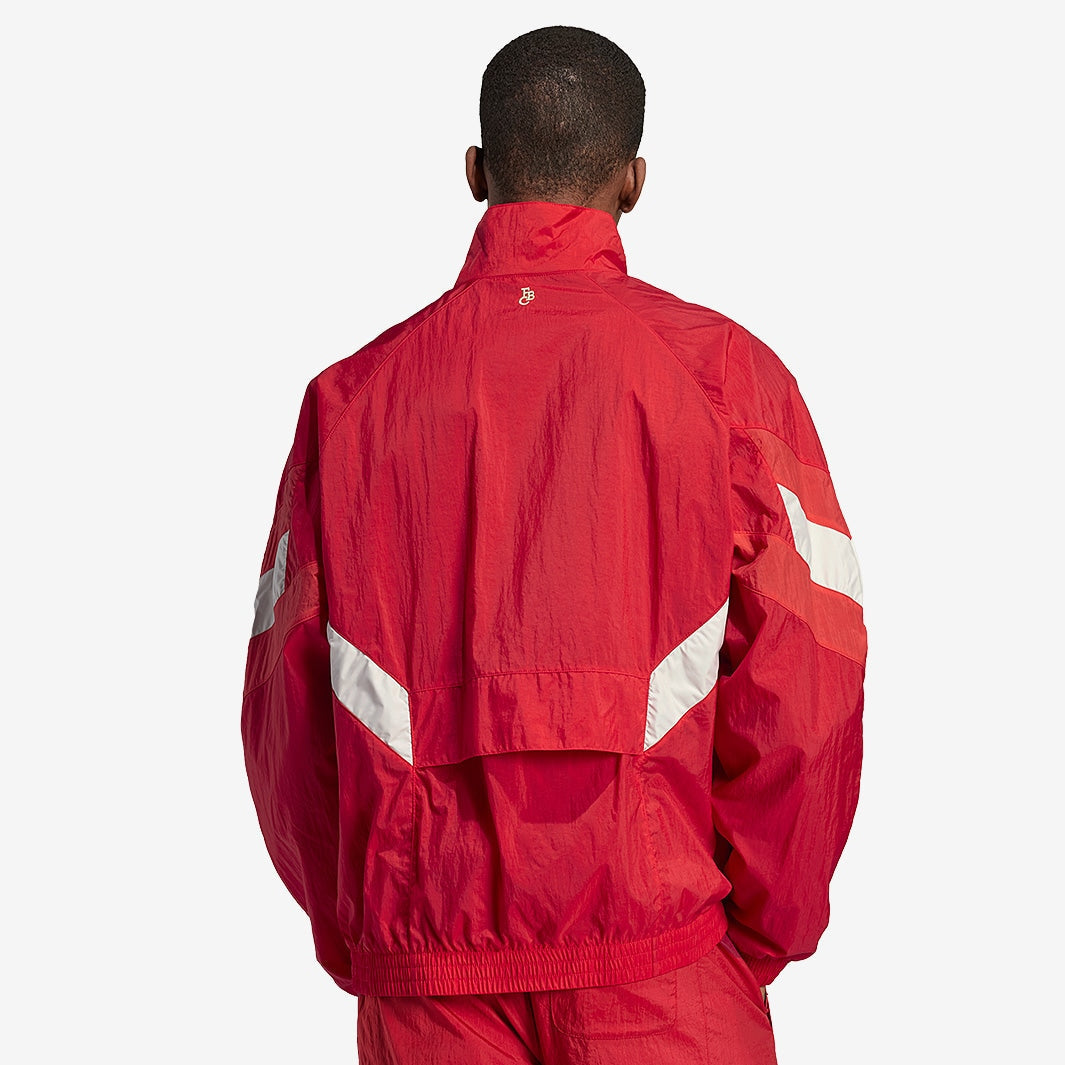 Jaqueta Adidas Originals Bayern de Munique 2024/25, detalhe do escudo