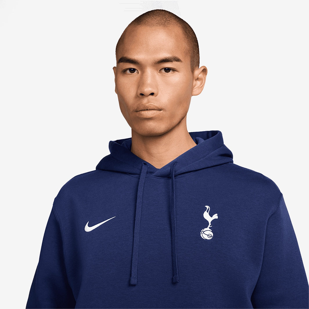 Casaco Moletom Nike Tottenham FC 2024/25, detalhe do escudo