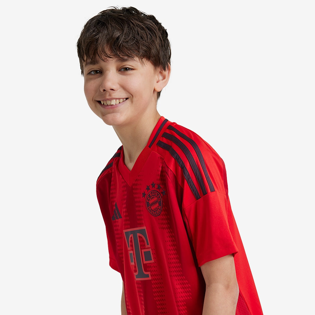 Conjunto Infantil Adidas Bayern de Munique 2024/25 I Torcedor, detalhe do escudo