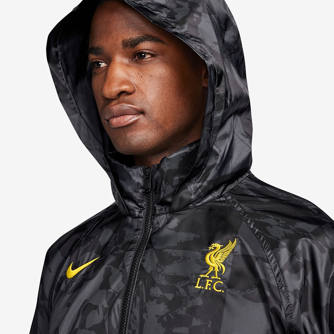 Jaqueta de Inverno Nike Liverpool FC 2024/25, detalhe do escudo
