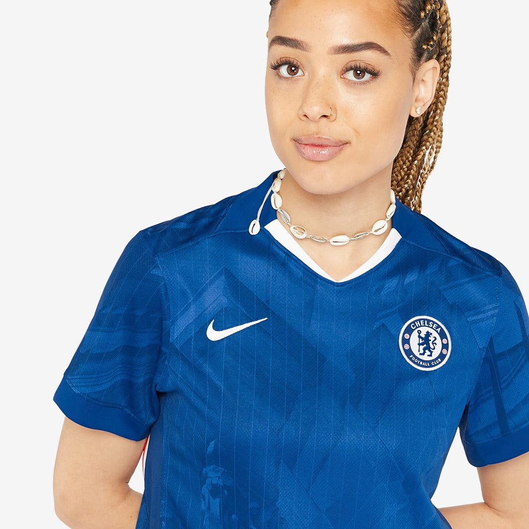 Camisa Feminina Nike Chelsea 2025/26 I Torcedor, detalhe do escudo