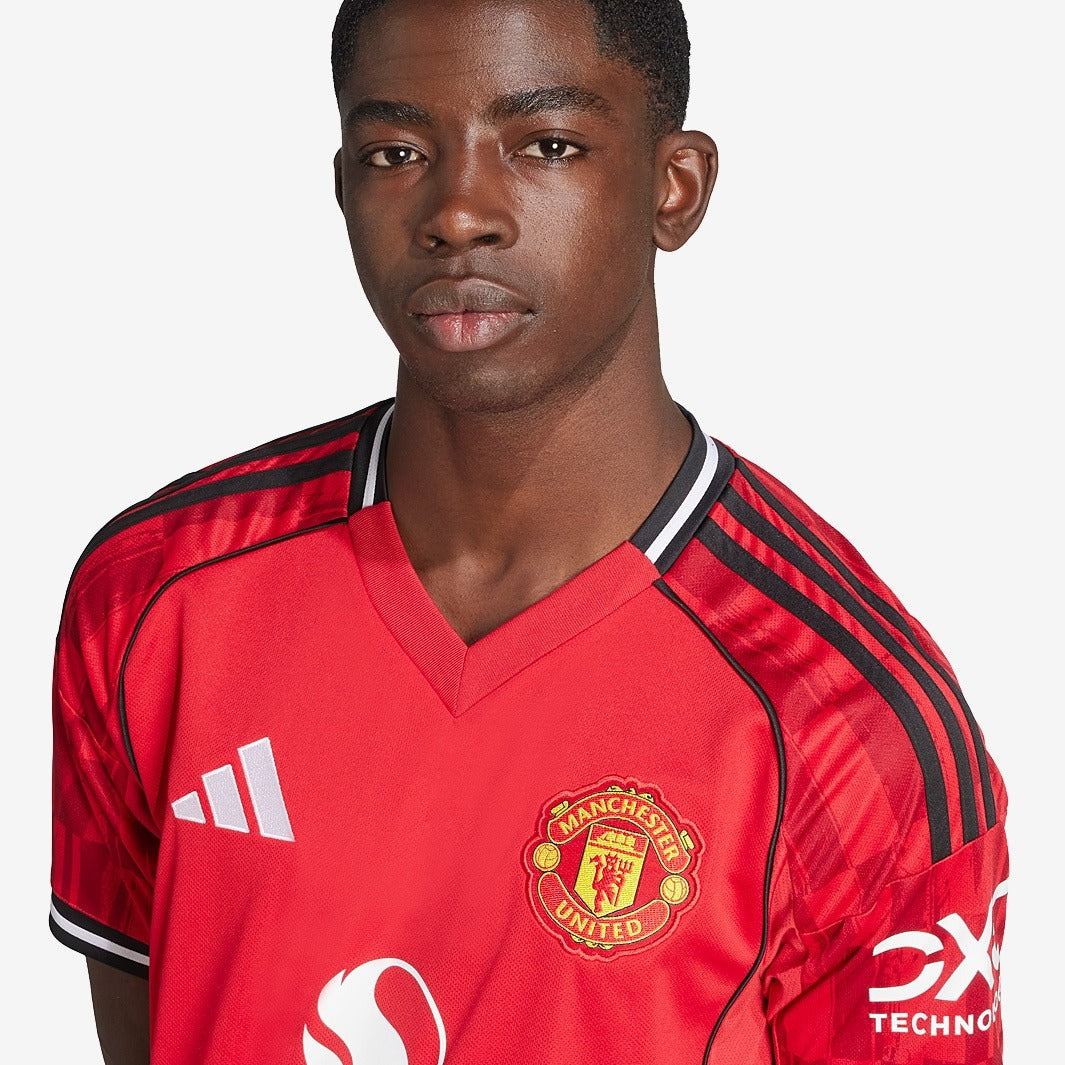 Camisa Adidas Manchester United 2025/26 I Torcedor, detalhe do escudo