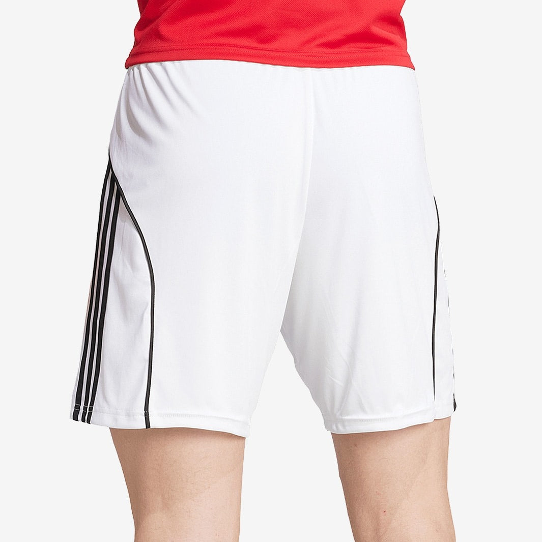 Shorts Adidas Manchester United 2025/26 I, detalhe do escudo