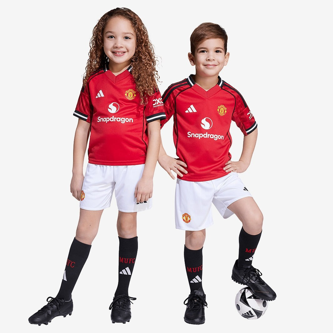 Conjunto Infantil Adidas Manchester United 2025/26 Torcedor, vista de frente