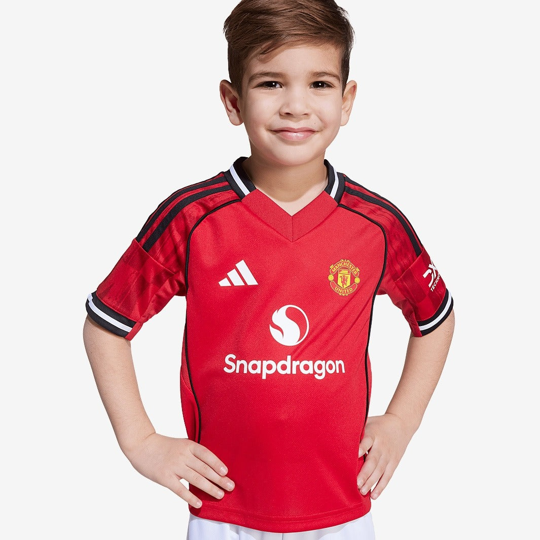 Conjunto Infantil Adidas Manchester United 2025/26 Torcedor, detalhe do escudo