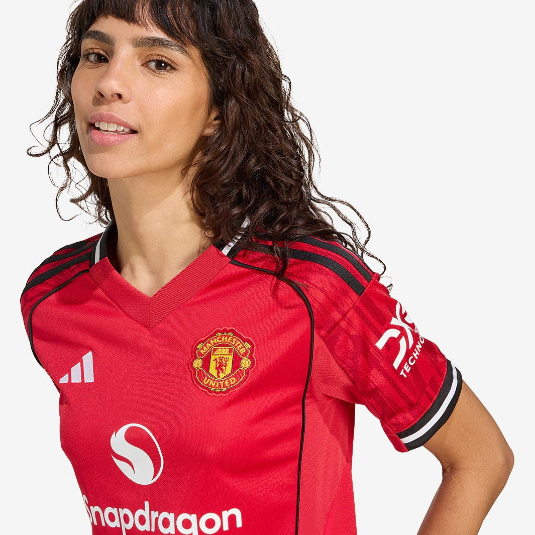 Camisa Feminina Adidas Manchester United 2025/26 I, detalhe do escudo