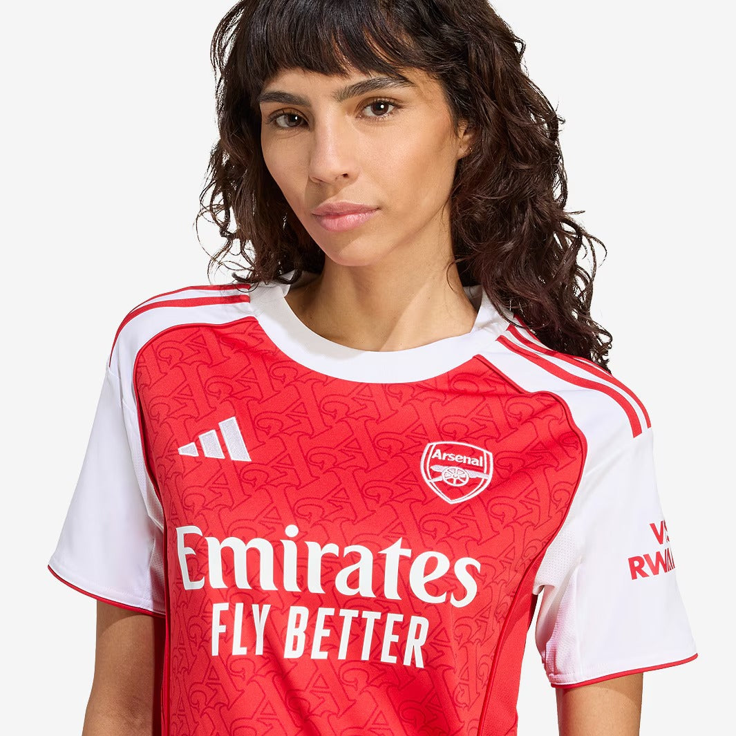 Camisa Feminina Adidas Arsenal 2024/25 I, detalhe do escudo