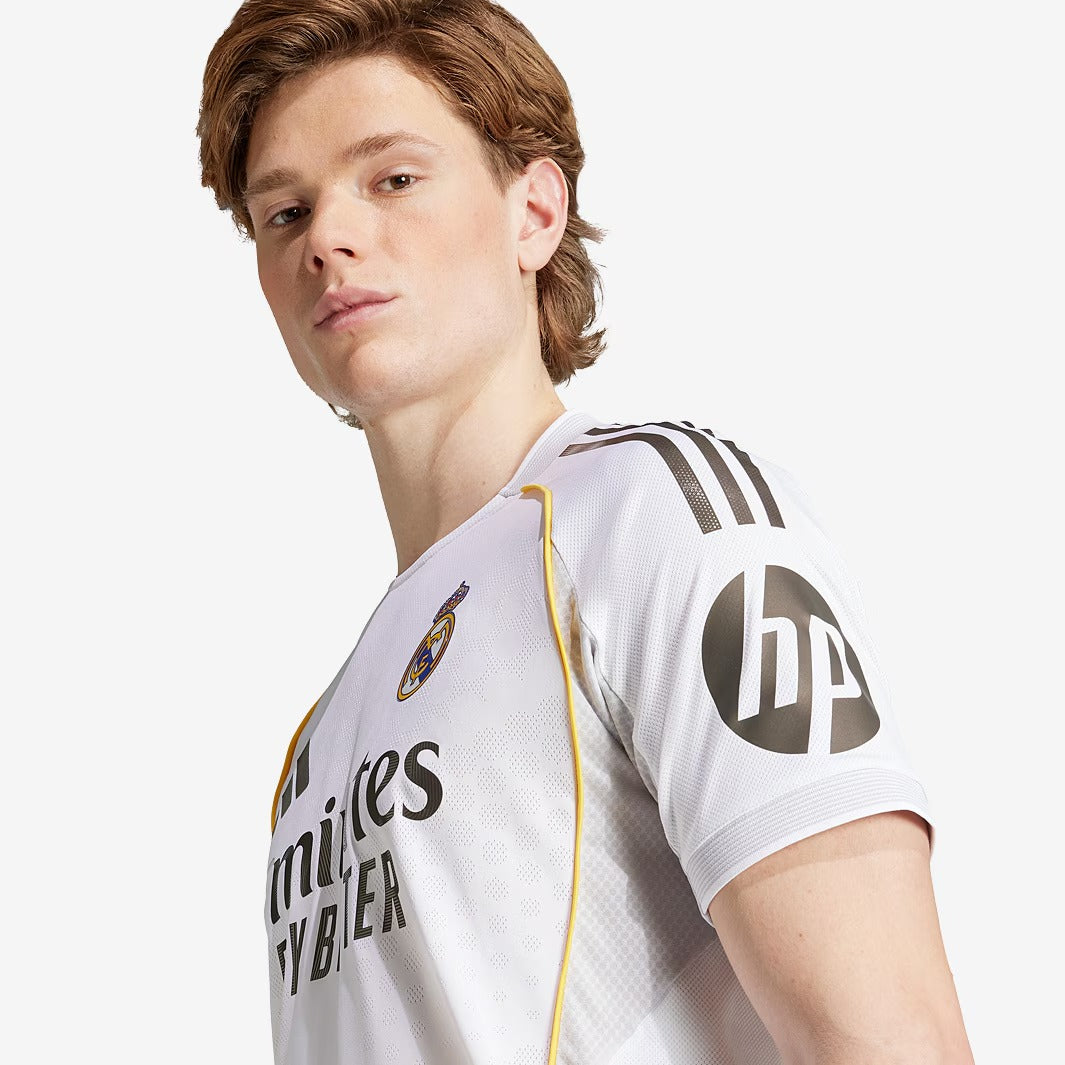 Camisa Adidas Real Madrid 2025/26 I Authentic, detalhe do escudo