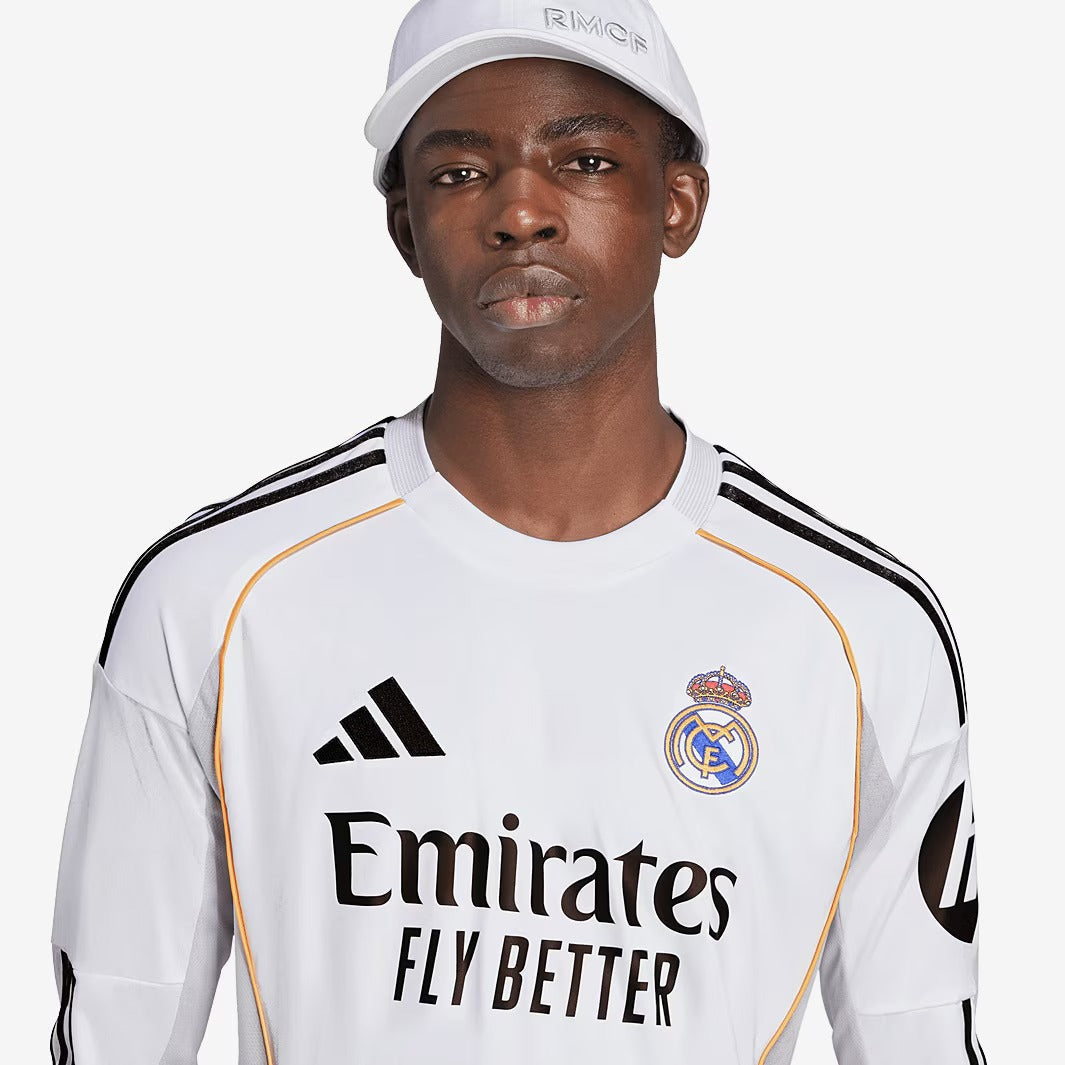 Camisa Adidas Real Madrid 2025/26 I Manga Longa, detalhe do escudo