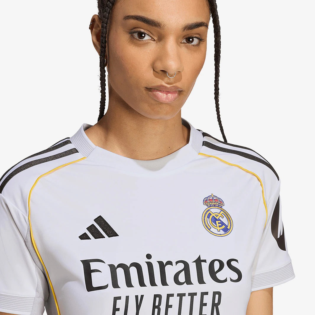 Camisa Feminina Adidas Real Madrid 2025/26 I, detalhe do escudo