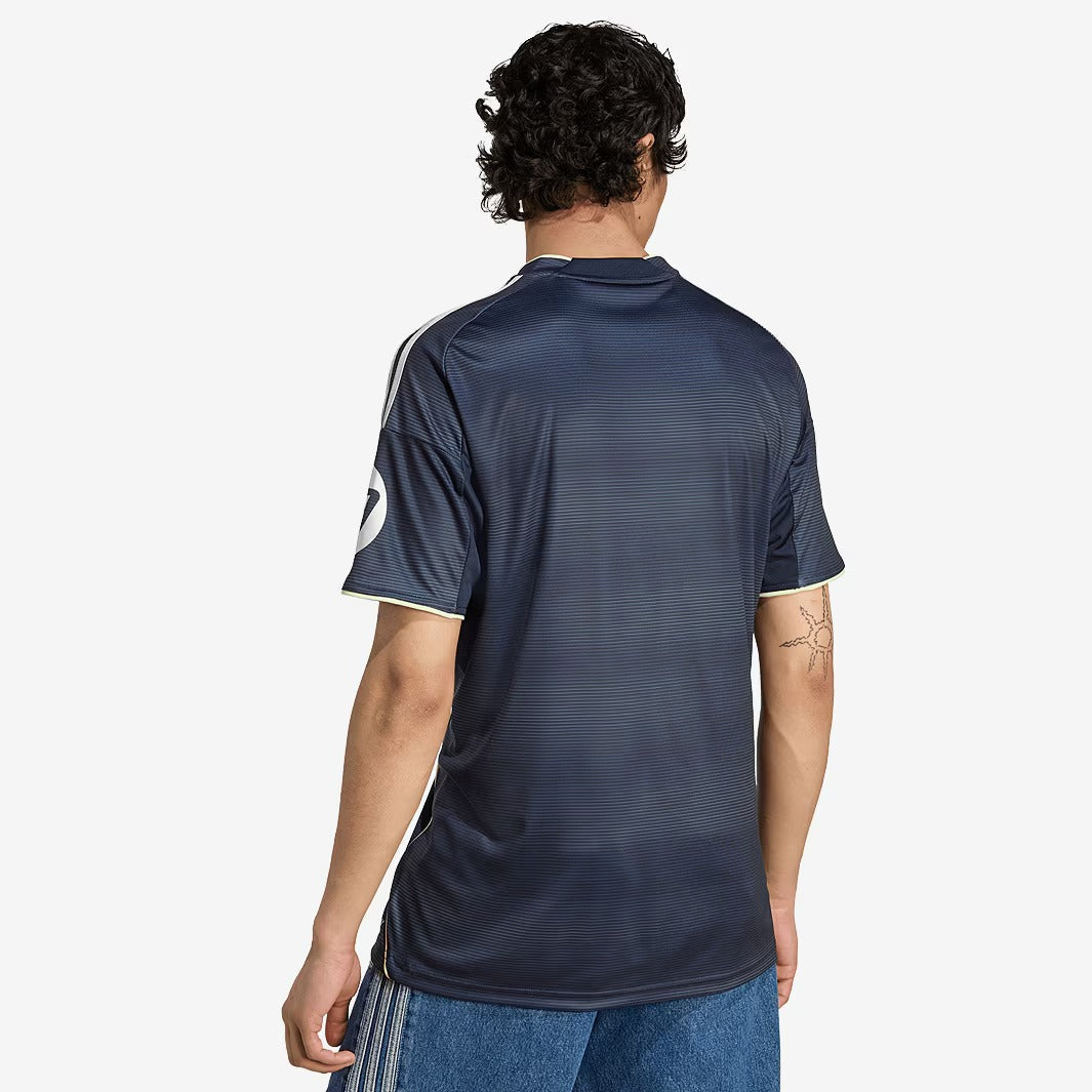 Camisa Adidas Real Madrid 2025/26 II Torcedor, detalhe do escudo