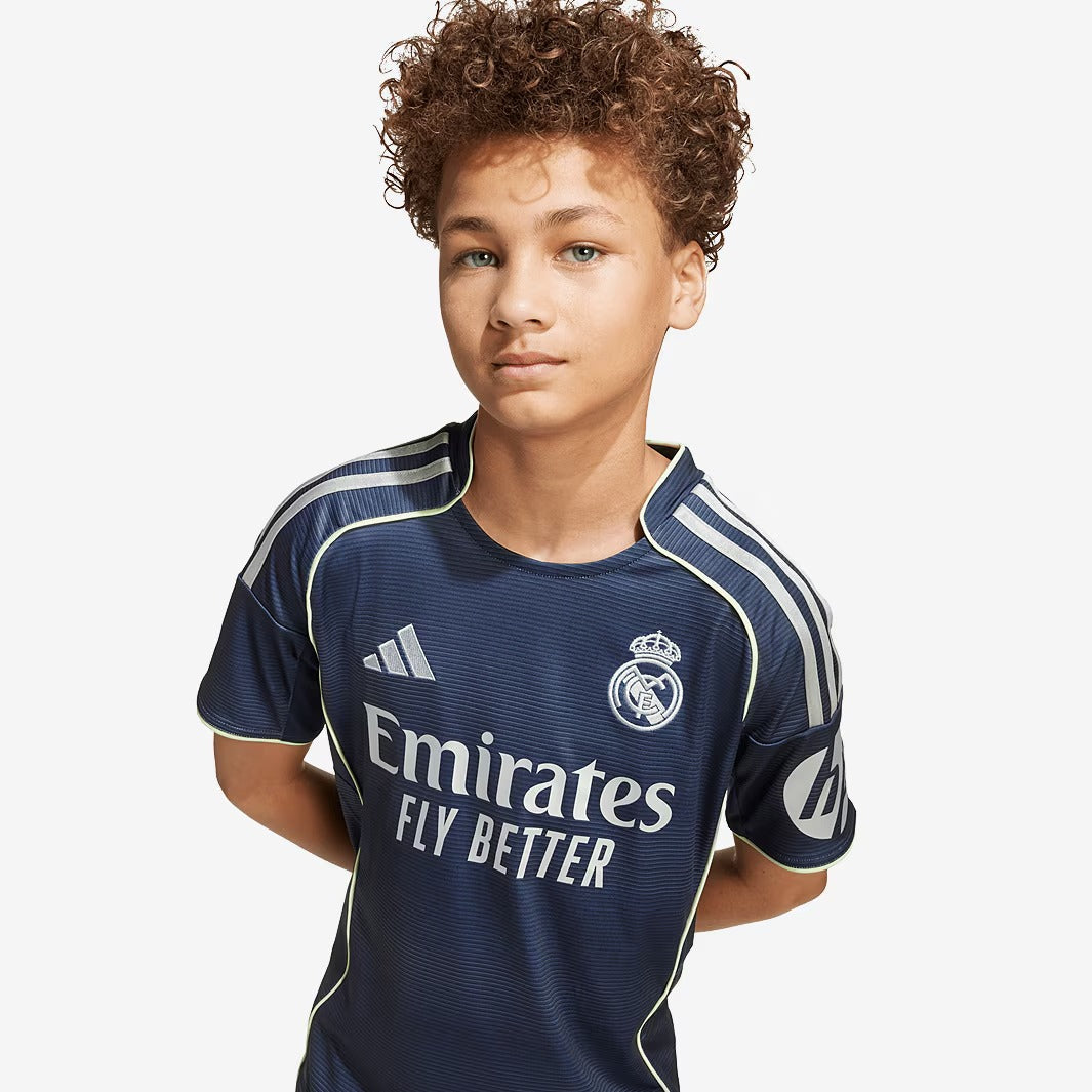 Conjunto Infantil Adidas Real Madrid 2025/26 II, vista de costas