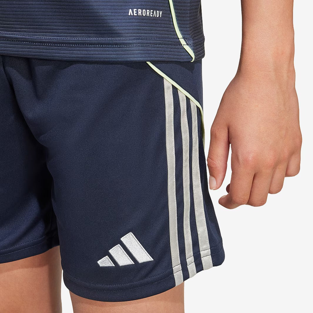 Conjunto Infantil Adidas Real Madrid 2025/26 II, detalhe do escudo