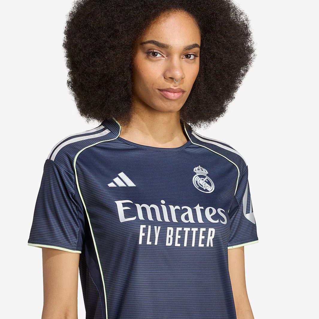 Camisa Feminina Adidas Real Madrid 2025/26 II, detalhe do escudo