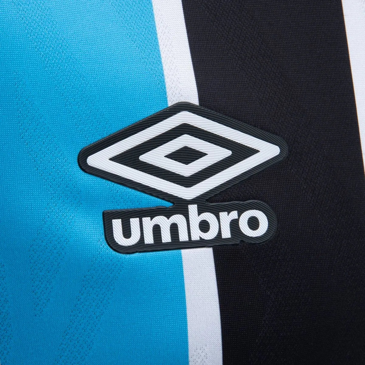 Camisa Umbro Grêmio 2025/26 I Manga Longa, detalhe do escudo