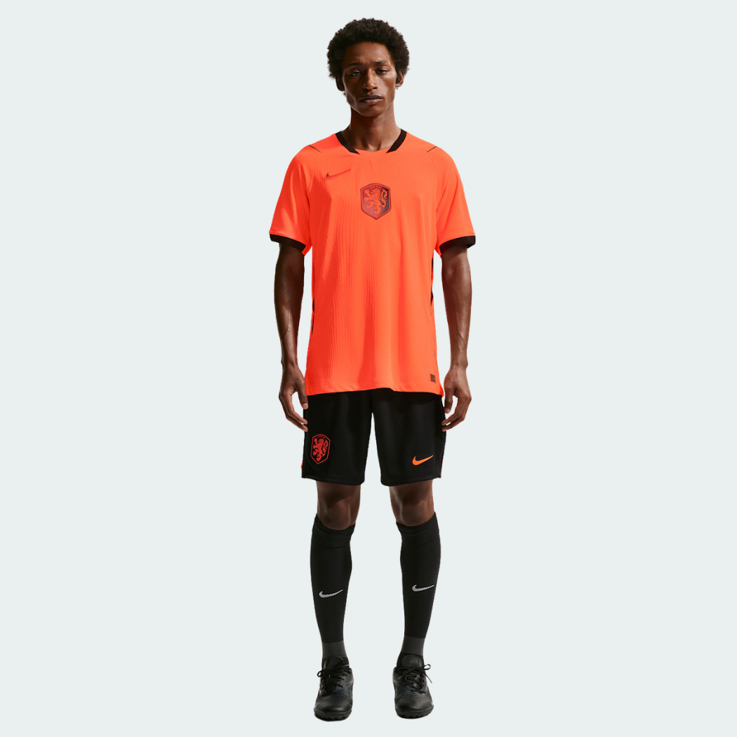 Camisa Holanda 2026/27 I Jogador, detalhe do escudo