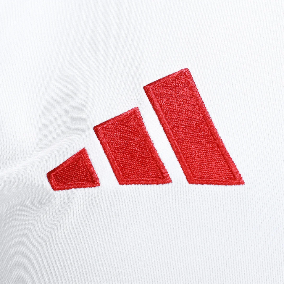Regata Adidas Flamengo 2025/26 II, detalhe do escudo