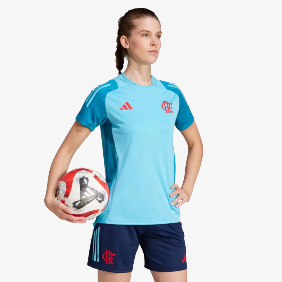 Camisa Adidas Feminina Treino Flamengo 2025/26, detalhe do escudo