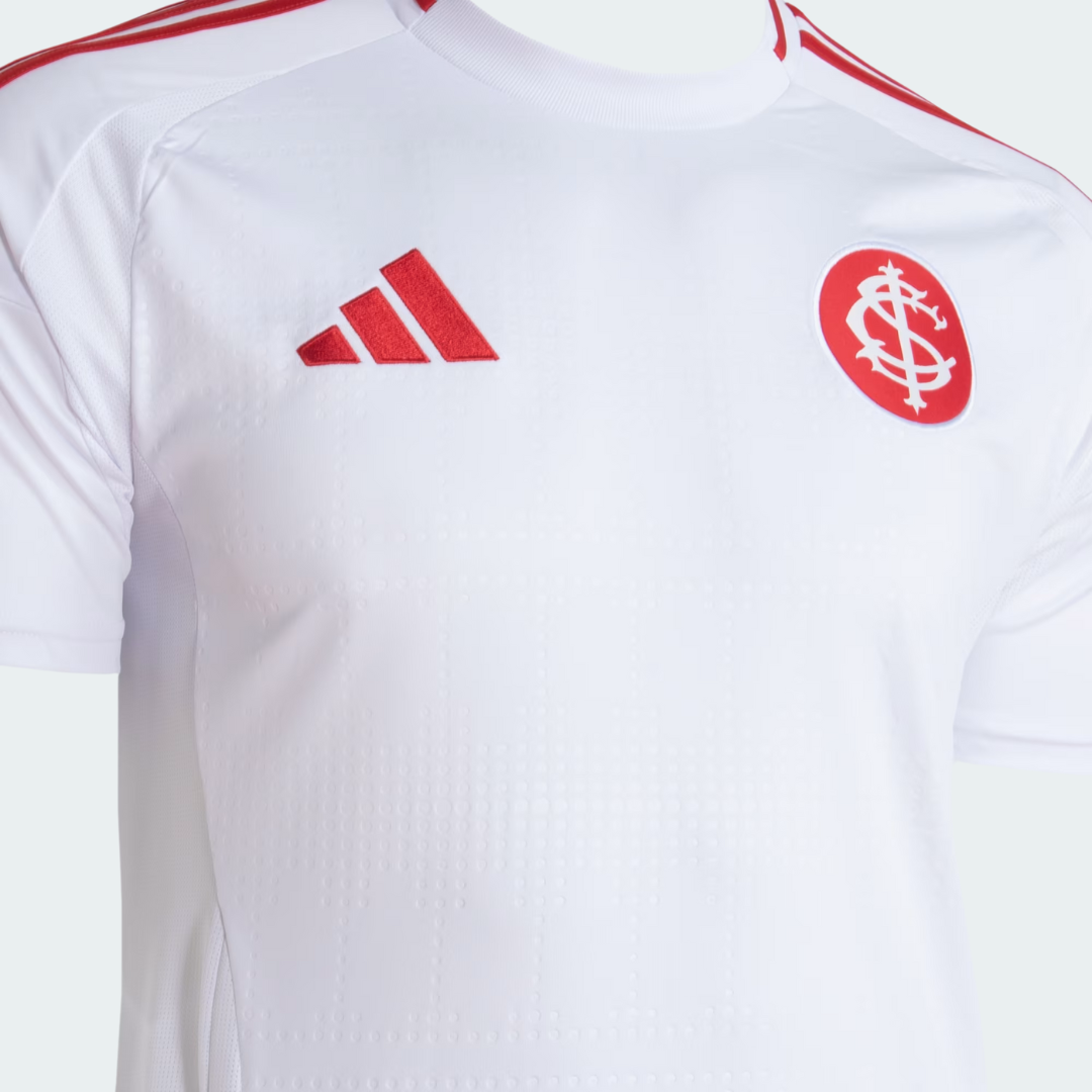 Camisa Adidas Internacional 2025/26 II, detalhe do escudo