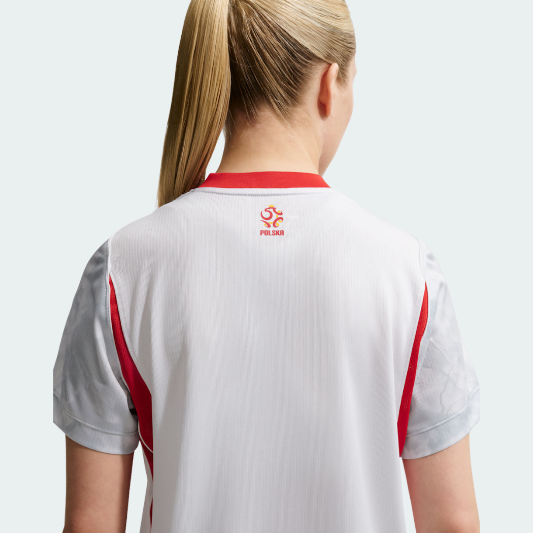 Camisa Feminina Polônia 2026/27 I, detalhe do escudo