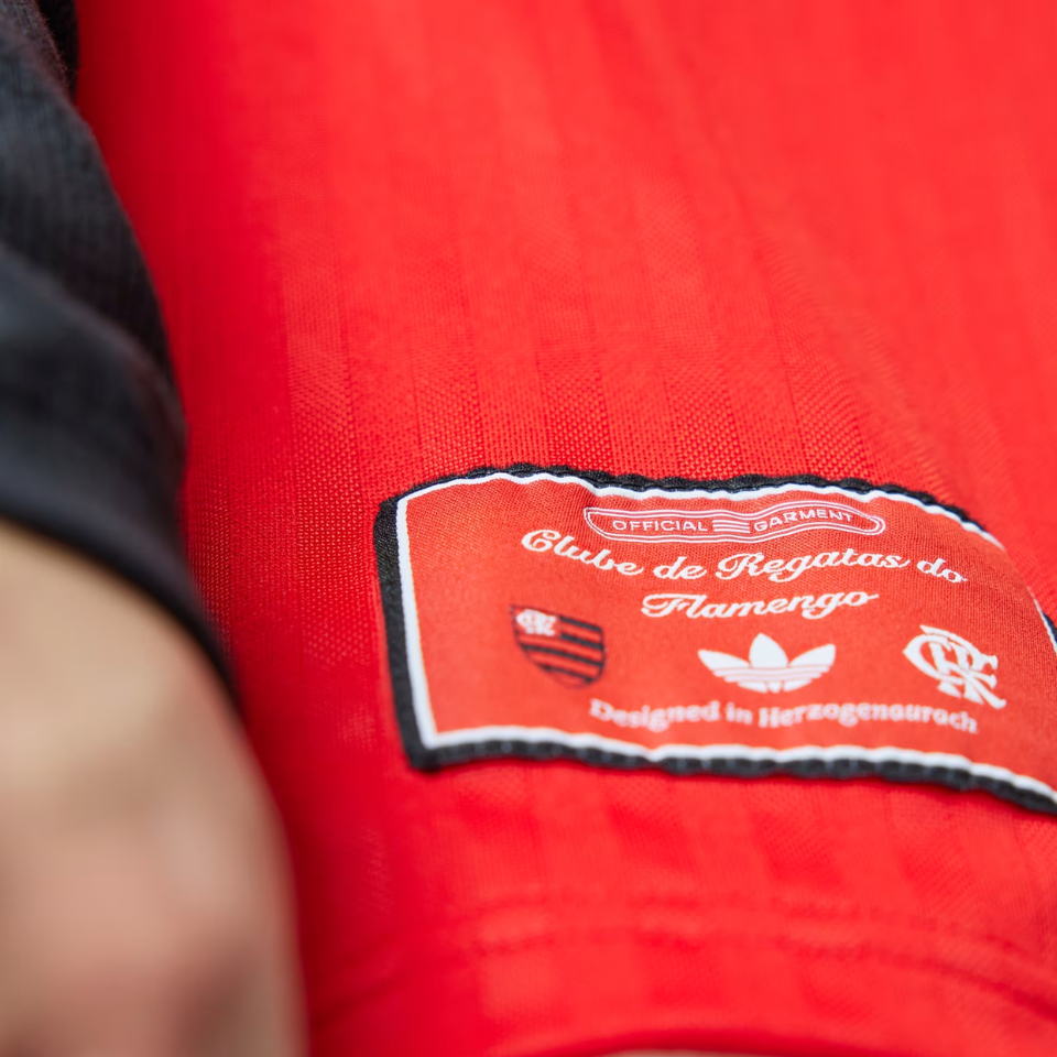 Camisa Adidas Flamengo Icons 2025/26, detalhe do escudo