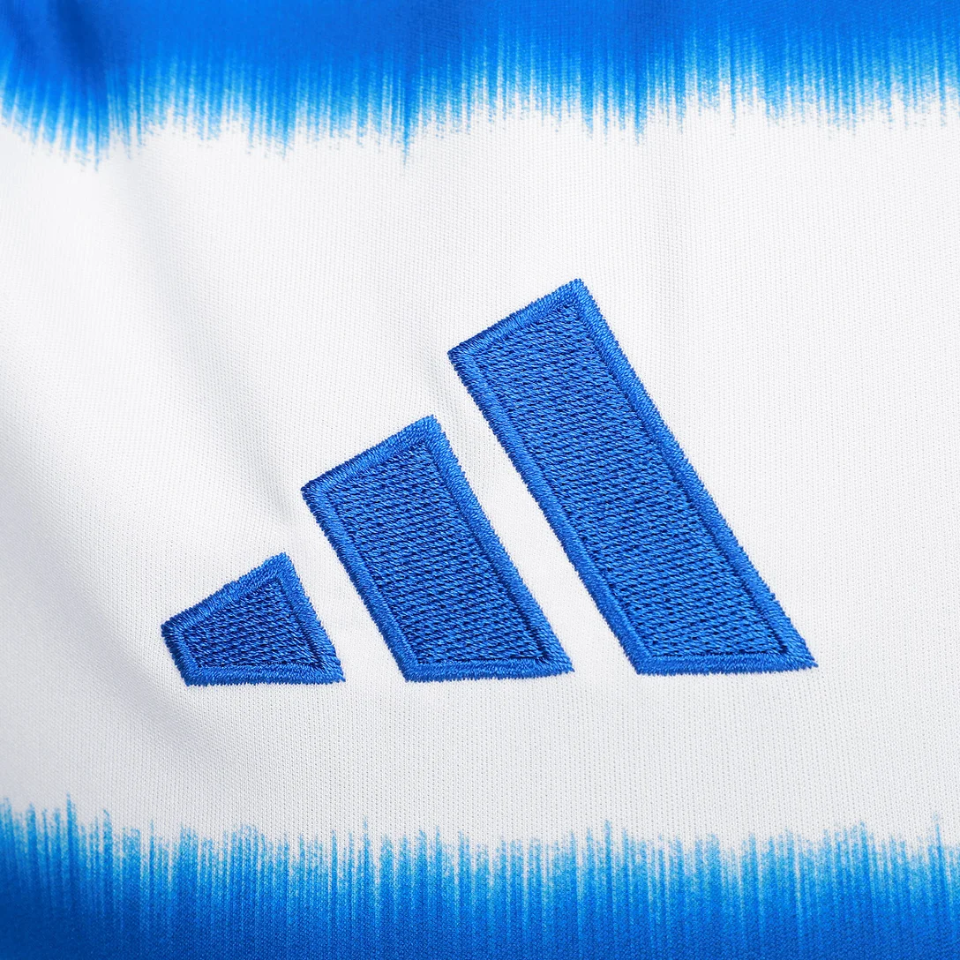 Camisa Adidas Cruzeiro 2025/26 II l. GABI N° 9, detalhe do escudo