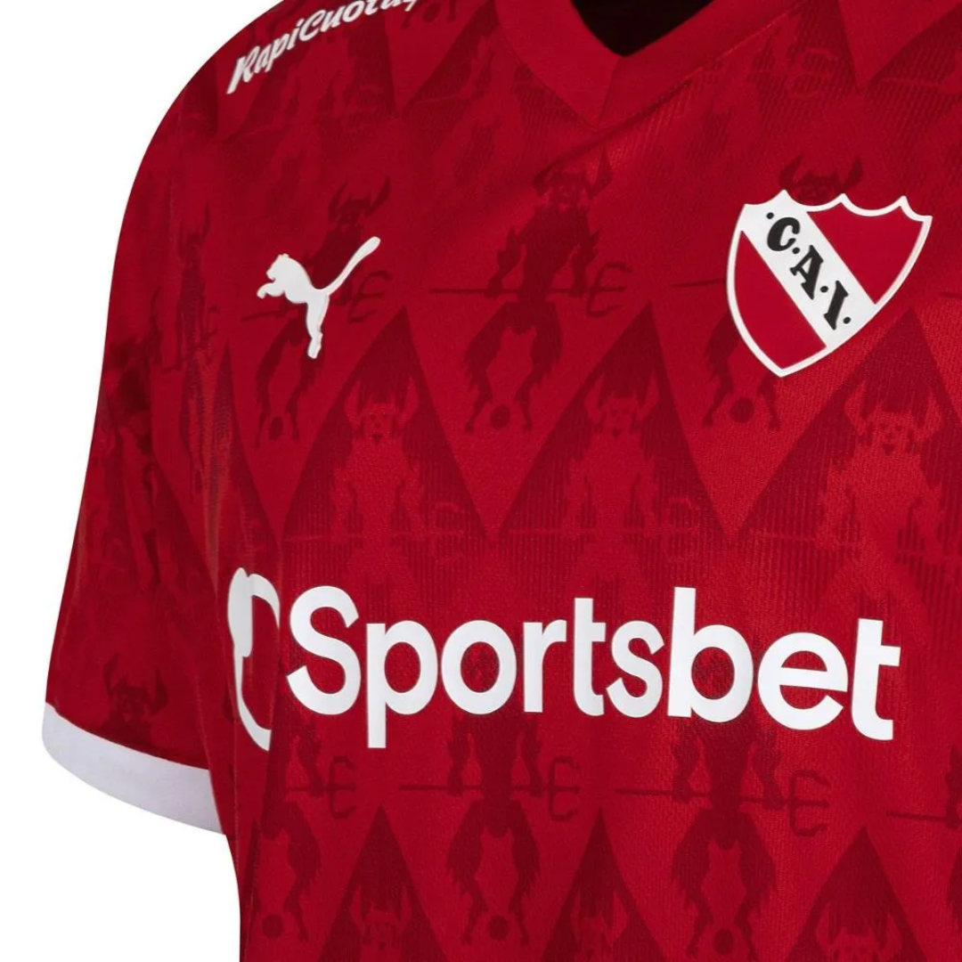 Camisa I Independiente 2025 Puma Versão Torcedor, detalhe do escudo