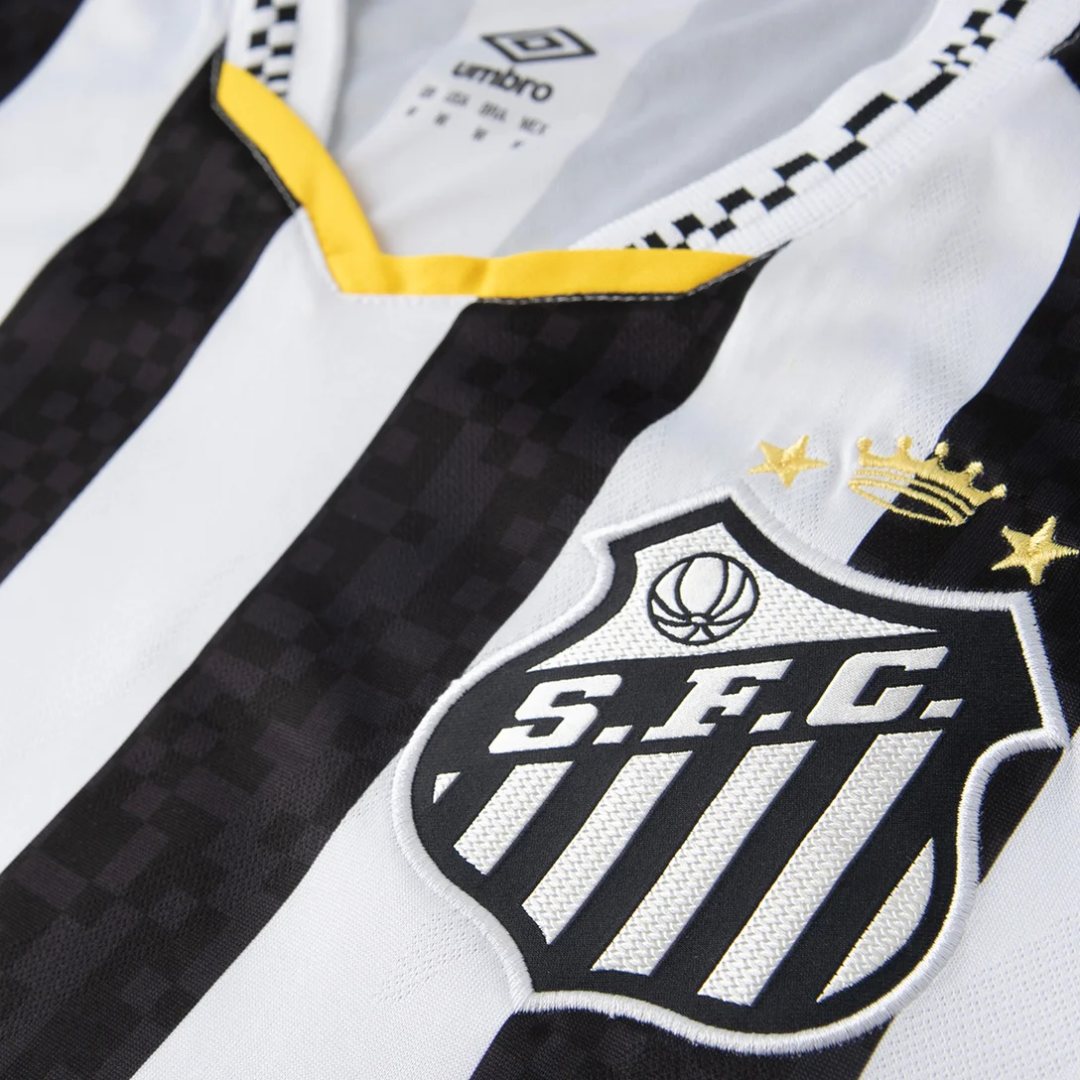 Camisa Masculina Umbro Santos Torcedor 2025/26 II, detalhe do escudo
