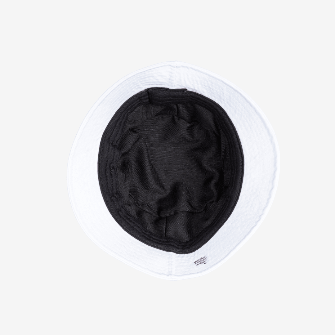 Bucket Internacional - Branco, detalhe da gola