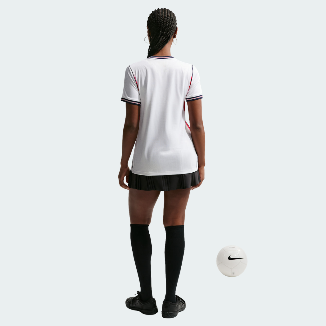 Camisa Feminina Inglaterra 2026/27 I, detalhe do escudo