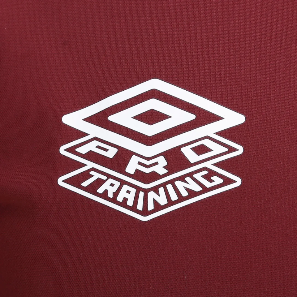 Camisa Treino Umbro Fluminense 2025/26, detalhe do escudo