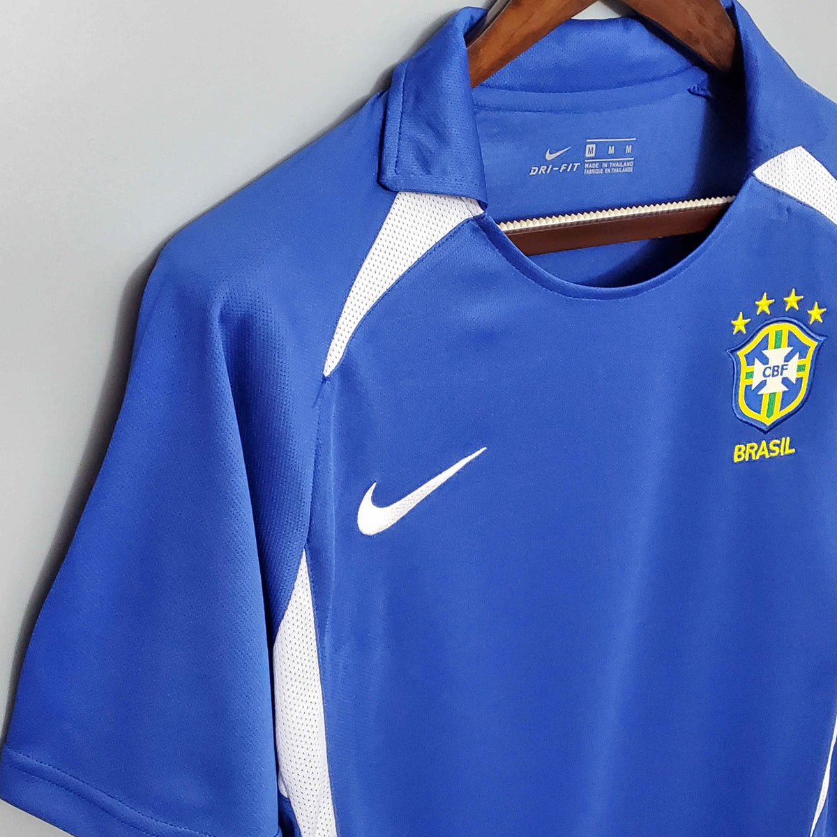 Camisa Seleção Brasil II - Retrô 2002, detalhe do escudo