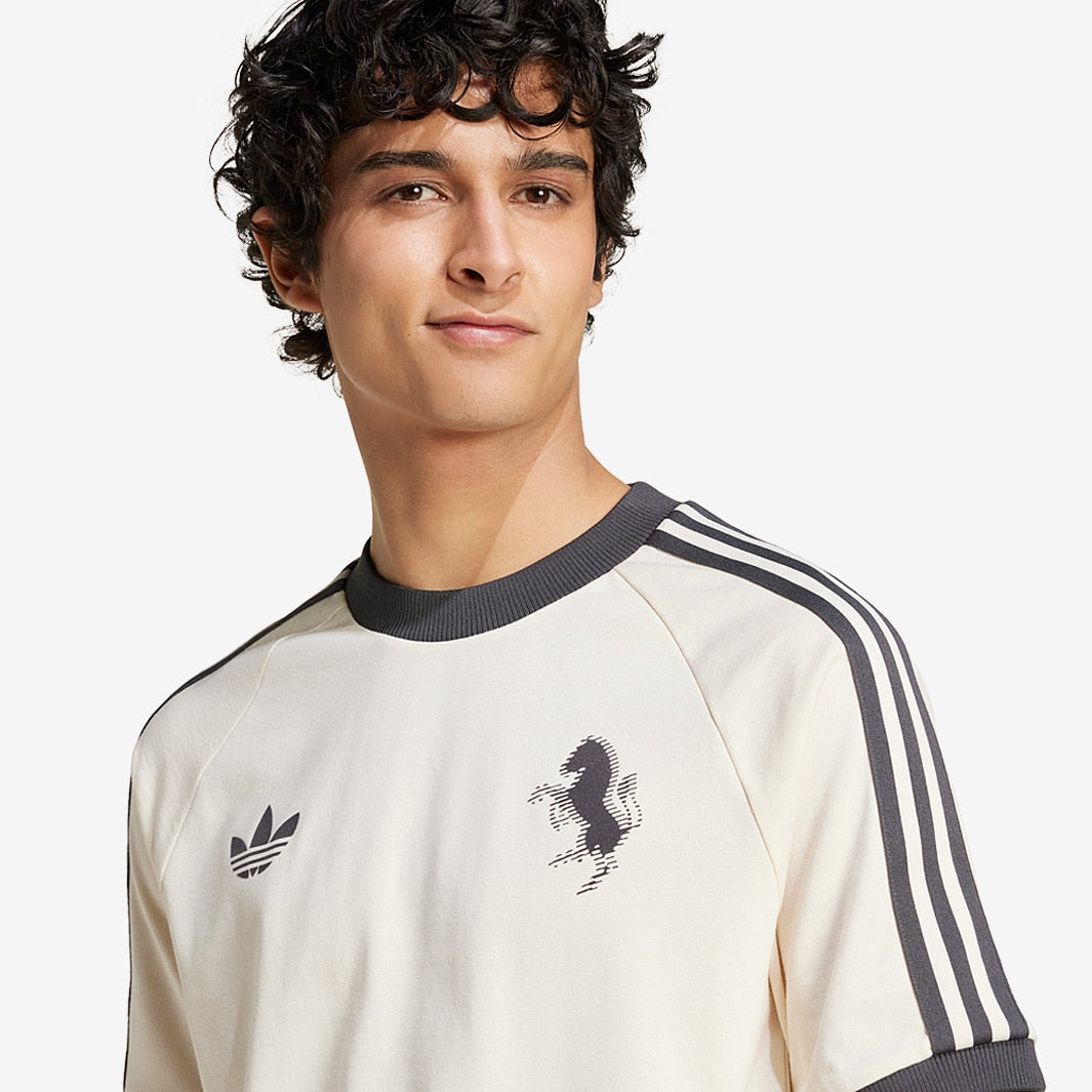 Camisa Casual Adidas Juventus FC 3 Stripes, detalhe do escudo