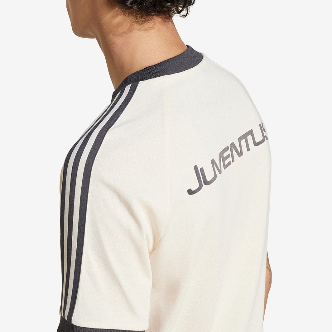 Camisa Casual Adidas Juventus FC 3 Stripes, detalhe da gola