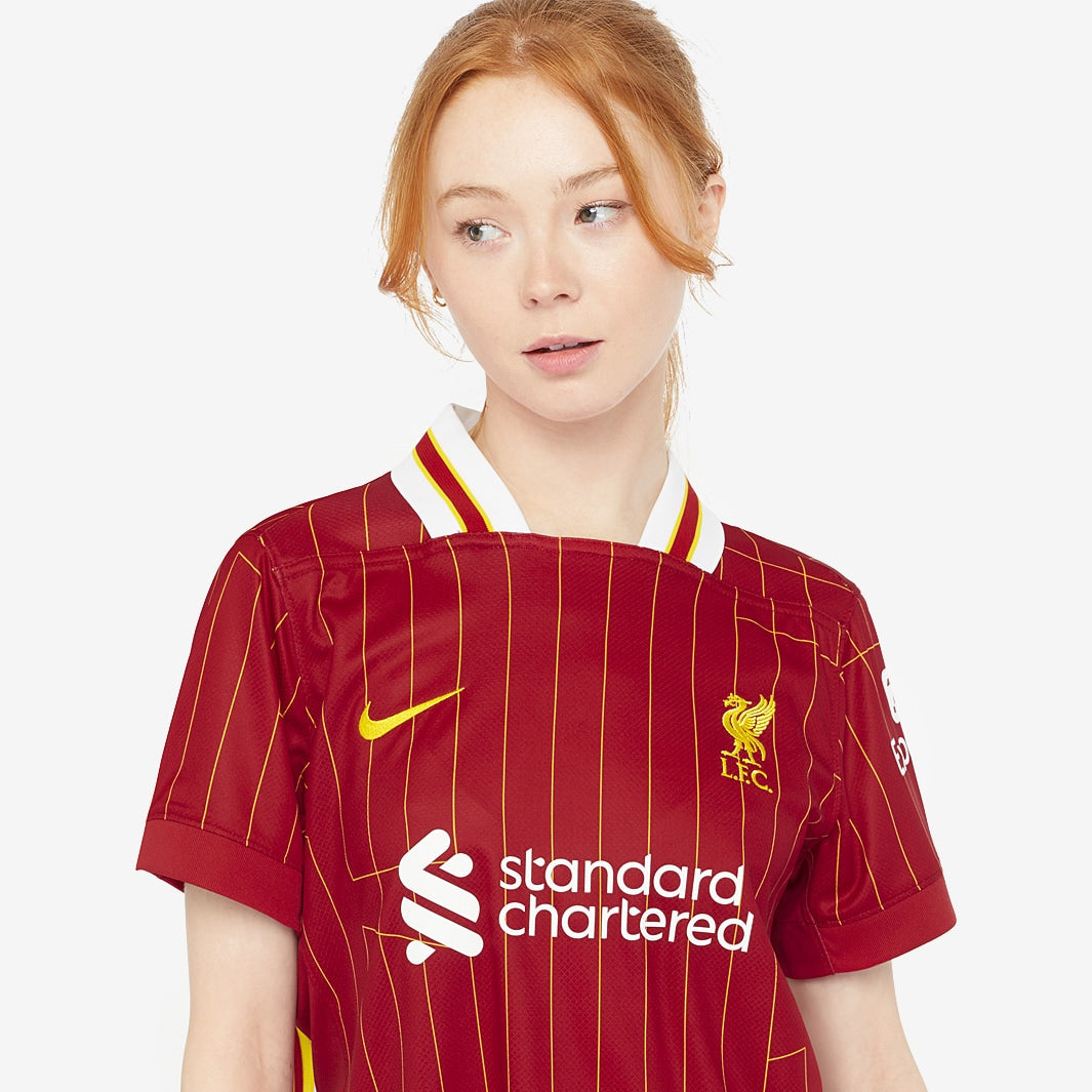 Camisa Feminina Nike Liverpool FC 2024/25 I Torcedora, detalhe do escudo