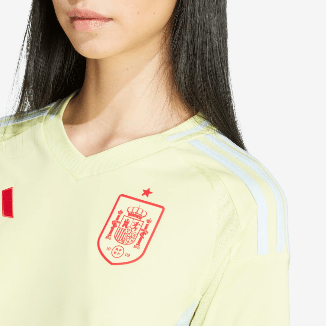 Camisa Feminina Adidas Espanha 2024 II, detalhe do escudo