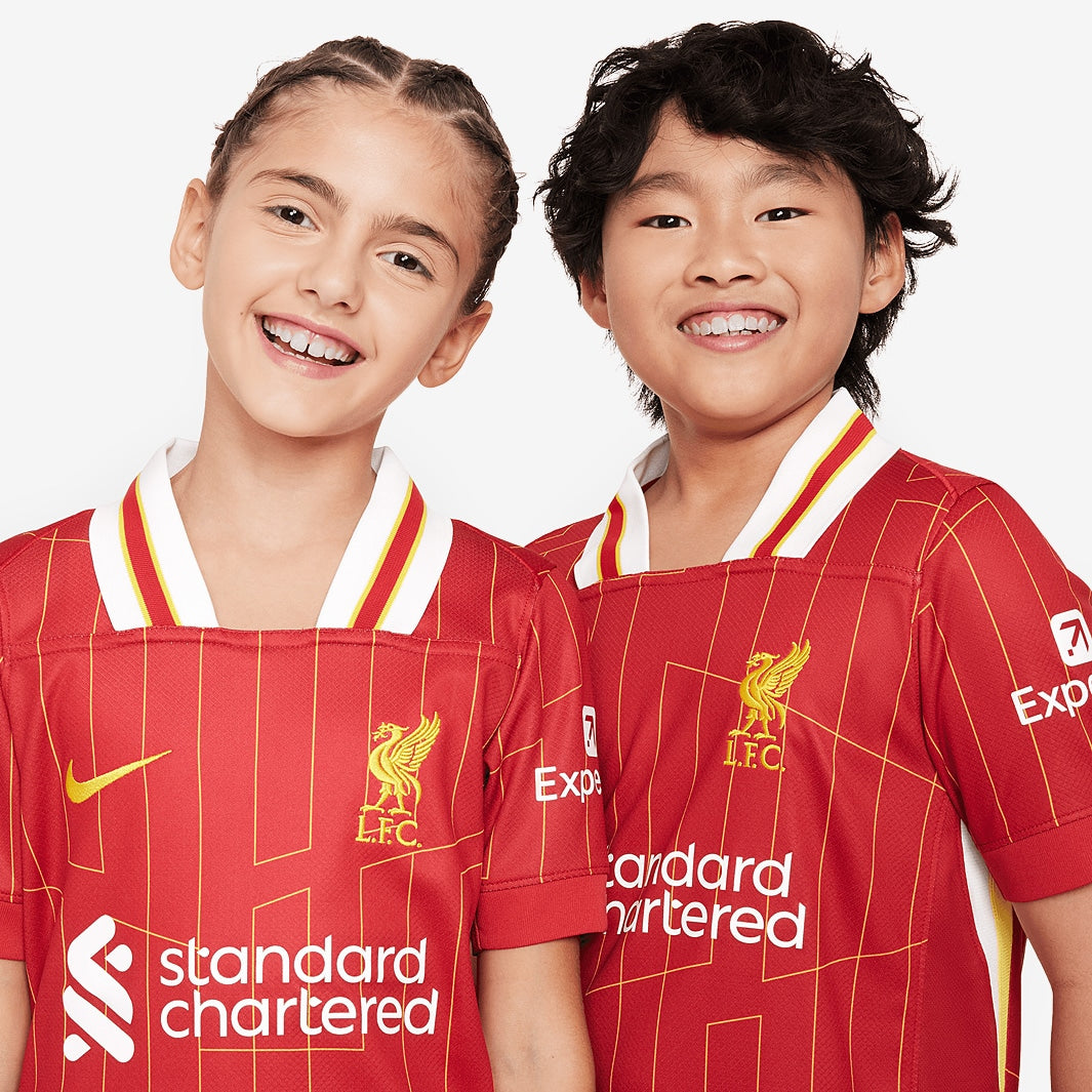 Camisa Kids Nike Liverpool FC 2024/25 I Torcedor, detalhe do escudo