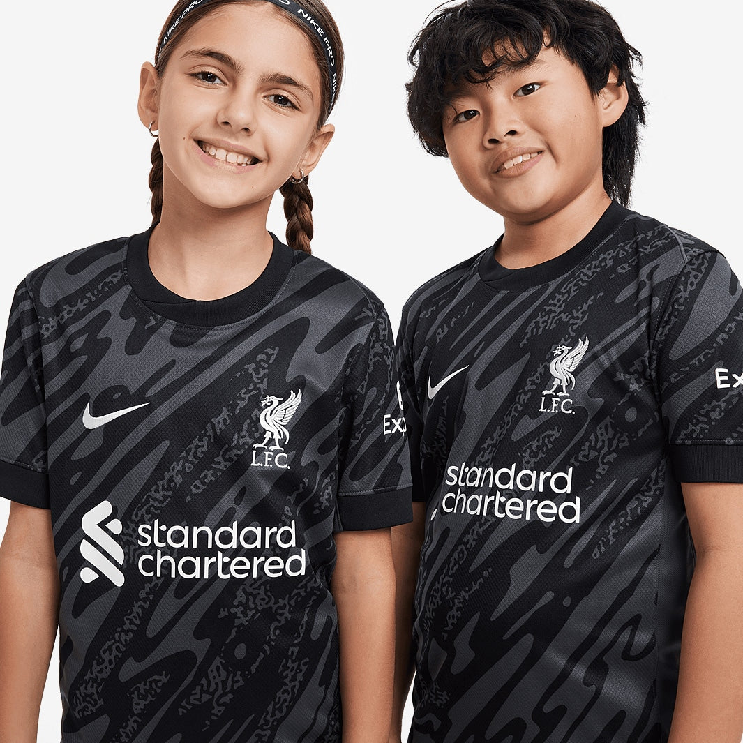 Camisa Kids Nike Liverpool FC 2024/25 III Torcedor, detalhe do escudo