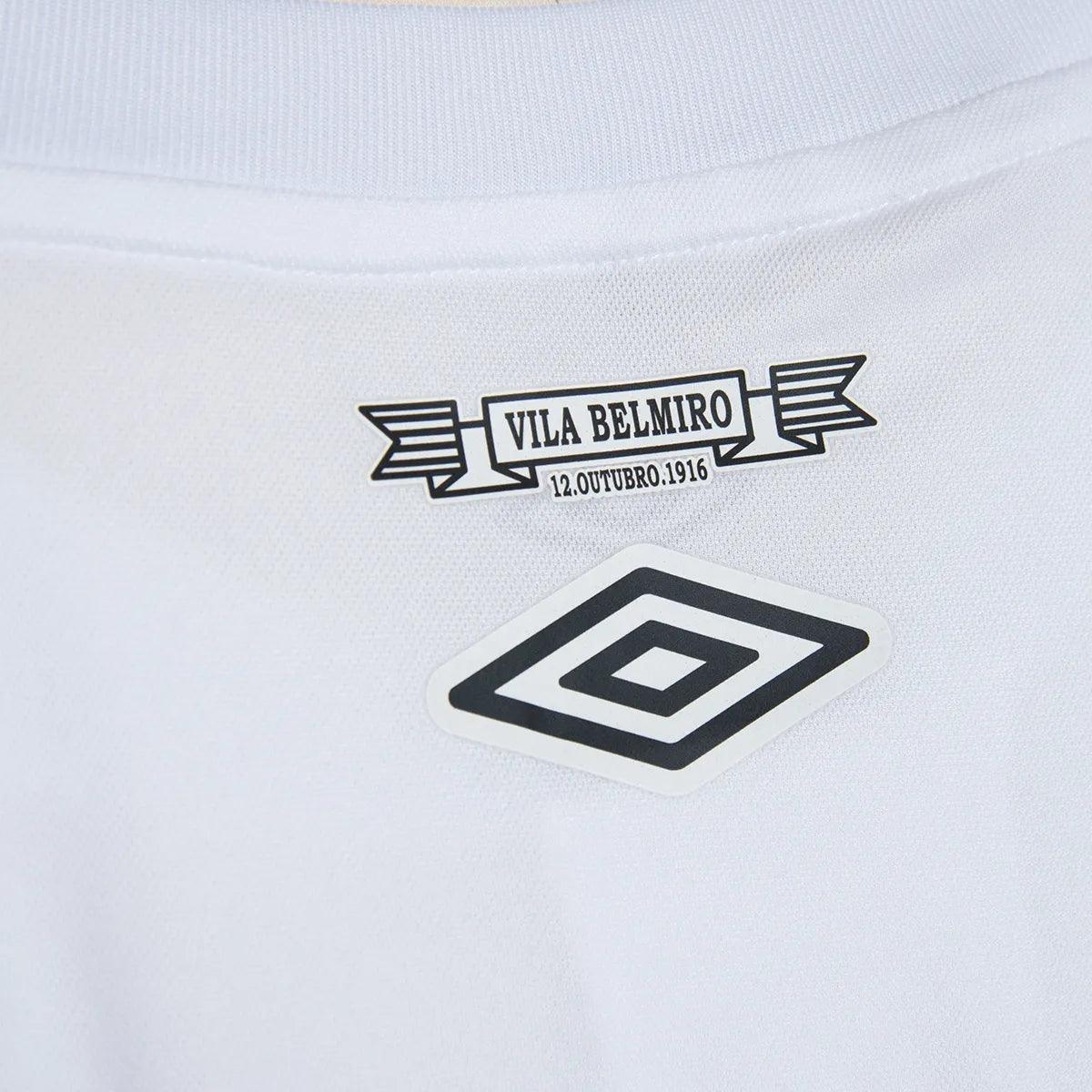 Camisa Masculina Umbro Santos 2024/25 I, detalhe do escudo