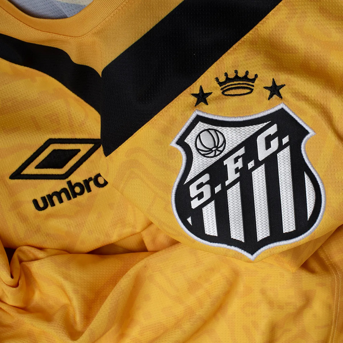 Camisa Masculina Umbro Santos 2024/25 III, detalhe do escudo