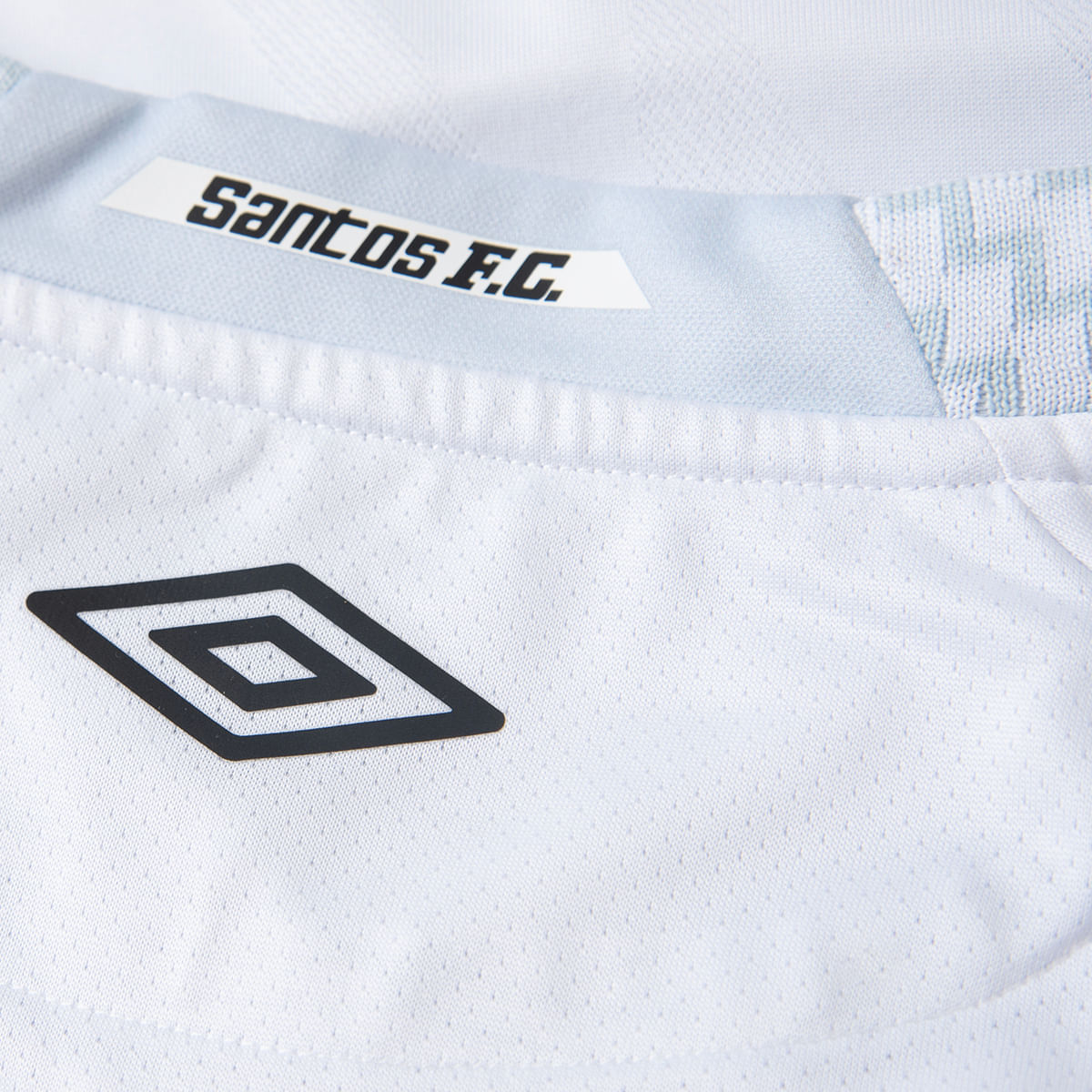 Camisa Masculina Umbro Santos Jogador 2025/26 I, detalhe do escudo